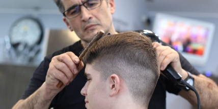 Břitvy i strojky pod dohledem hygieniků. Riziko nákazy? Minimální