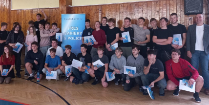 Studenti pomáhají Amálce: Přes bariéry s policií podporují bionickou ruku