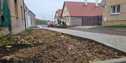 Bezpečněji pěšky: Pičín investuje do nových chodníků