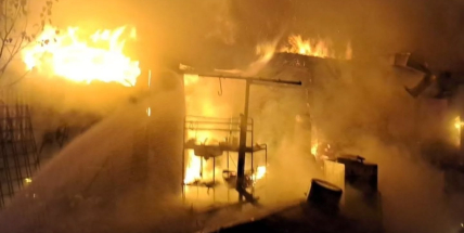 Hasiči museli z hořící dílny vynášet propanbutanové lahve