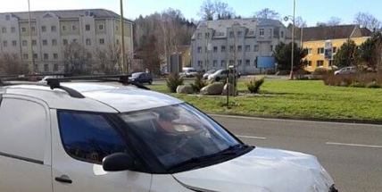 Provoz na kruhovém objezdu u Obory komplikuje nehoda