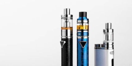 Konec malinových obláčků. Česko zakáže příchutě v e-cigaretách, hrozí šedá zóna