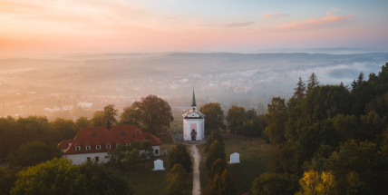 Kam v Brdech nebo na Hřebenech s kočárkem? Máme pro vás tip na sváteční výlet na Skalku