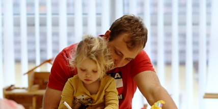 Nemocné děti dostaly Kiwanis panenky. „Dám si ji do postele,“ sdělila malá pacientka