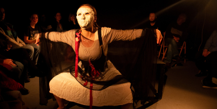 Umění v jídelně bývalého lágru: Vojna ožila divadelním festivalem