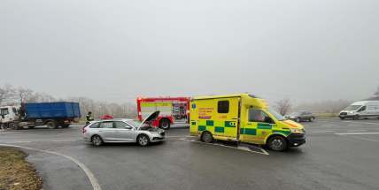 Nehoda osobáku a nákladního vozu komplikují dopravu v křižovatce s Dobříšskou ulicí