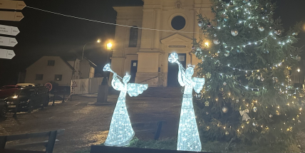Vandalismus v Příbrami: Zničené i ukradené adventní dekorace, světelný beránek za 40 tisíc je pryč