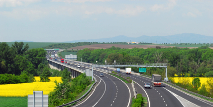 Nové dálnice v roce 2026: ŘSD otevře desítky kilometrů. Příbram na svůj obchvat zatím čeká