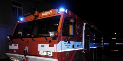 V noci hořel byt v Příbrami, jeden člověk skončil v péči záchranářů