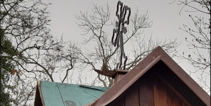 V Příbrami se krade i na hřbitově: po beránkovi a andělech byla ukradena měděná stříška