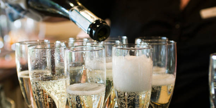 Čím si připíjíme na Silvestra a Vánoce: prosecco, šampaňské nebo český sekt?