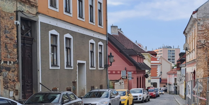 Dopravní omezení v Příbrami: Dlouhá ulice bude v úterý uzavřena kvůli jeřábu