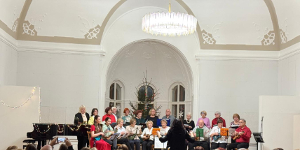 Adventní koncert FIT SENIOR přilákal do auly přes stovku návštěvníků