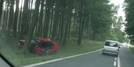 Za Višňovou skončilo auto ve stromě, na místě zasahovala záchranná služba