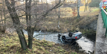 Po nehodě skončilo auto na střeše v potoce