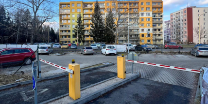 Příbram zpřísňuje parkování. Modré zóny nově i o víkendech, řešením může být soukromé místo
