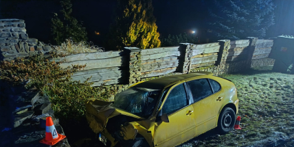 Řidič nezvládl jízdu a ve vysoké rychlosti vylétl z vozovky