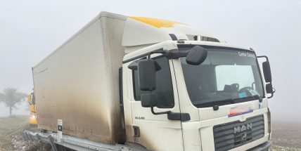 Nákladní vůz sjel do svodidel a uvízl na krajnici