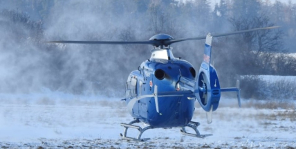 Muže přimáčkl popelářský vůz na vrata, na místo letěl vrtulník