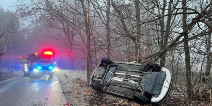 Mlha a náledí komplikují dopravu, u Hájů skončilo auto na střeše