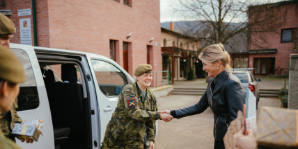 Vojáci z 13. dělostřeleckého pluku i letos rozdávali radost dětem