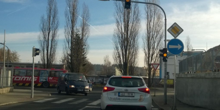 Od Tesca se smí odbočit jen vpravo