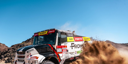 Rallye Dakar 2026: Martin Macík po 2. etapě. „Bylo to extrémně těžké, ale jsme v cíli,“ hlásí posádka kamionu Josef