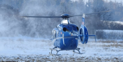 Auto porazilo u Příbrami rodiče s kočárkem. Na místo letěly vrtulníky