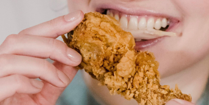 Kauza KFC: kontroly odhalily výskyt nebezpečných bakterií v mase