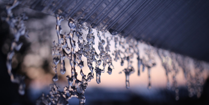 Po mrazech přišla obleva a mrznoucí déšť vytváří ledovku