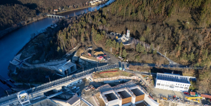 Silnice přes hráz Orlíku je uzavřená na dva roky. Lávka v Solenicích zatím nefunguje