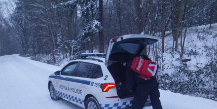 Městská policie vybavila všechna vozidla defibrilátory. Strážníci mohou zasáhnout ještě před příjezdem záchranářů