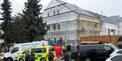 V Jiráskových sadech našli na toaletách mrtvého muže