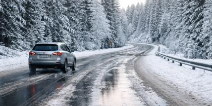 Jak bezpečně jezdit, když se na silnici střídá voda, led a sníh