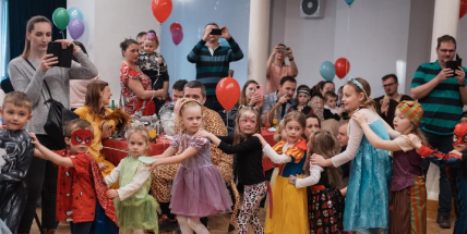 Veselý karneval pro celou rodinu: tanec v bublinách, oblíbený maskot i nové zážitky