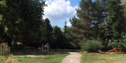 Úpravy zahrad při MŠ stále nejsou hotové, město bude uplatňovat pokutu