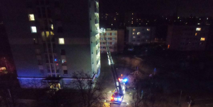 Hasiči z výsuvného žebříku museli otevřít násilím byt