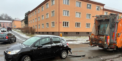 V ulici Politických vězňů se střetl osobák s popeláři