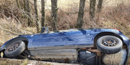 Řidič osobního vozu u Petrovic skončil v příkopu