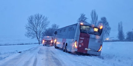 Počasí komplikuje dopravu v regionu, kamion blokuje kruháč  Příbrami