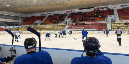 Tradiční hokejový duel Střední průmyslové školy opět přilákal diváky na zimní stadion