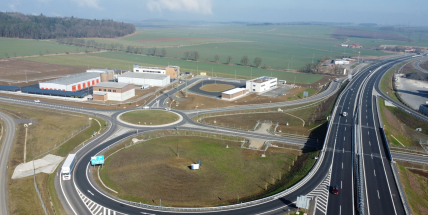 Nová D4 jede naplno: 5,7 milionu aut a tisíce přestupků během prvního roku