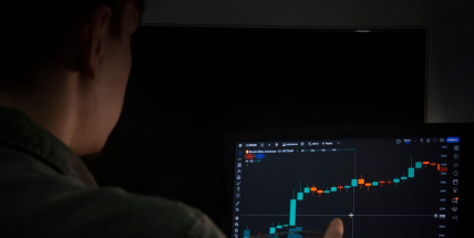 Lákavá reklama ho připravila o téměř dva miliony. Policie varuje před falešnými investičními poradci