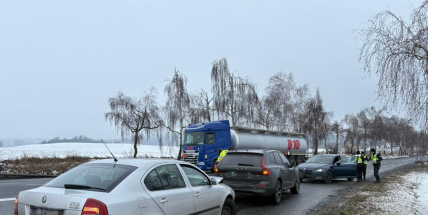 Řidiči se u Milína srazili a nakonec volali policii kvůli chybějícímu řidičáku