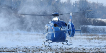 V lomu Amerika zemřel muž. Po pádu zůstal zaklíněný v koruně stromu