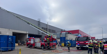 V Dobříši vypukl požár v areálu výrobní haly Bobcatu