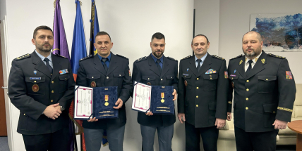 Dva příslušníci z Věznice Příbram pomohli zachránit lidské životy