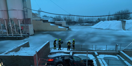 Padá sníh, silnice kloužou a auta lítají ze silnice