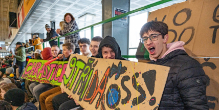 Historicky první Školní derby v ledním hokeji přilákalo do Příbrami více než 1 500 diváků