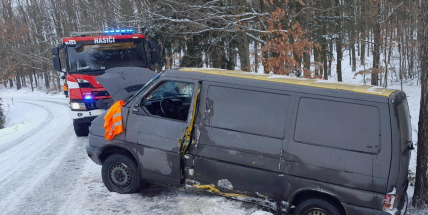 Sníh komplikuje dopravu. U Nečíně bourala řidička do stromu